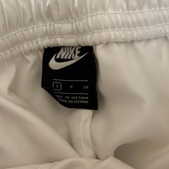 Nike metallic white neon yellow shorts - Picture 4 of 4